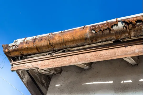 Демонтаж на стари улуци